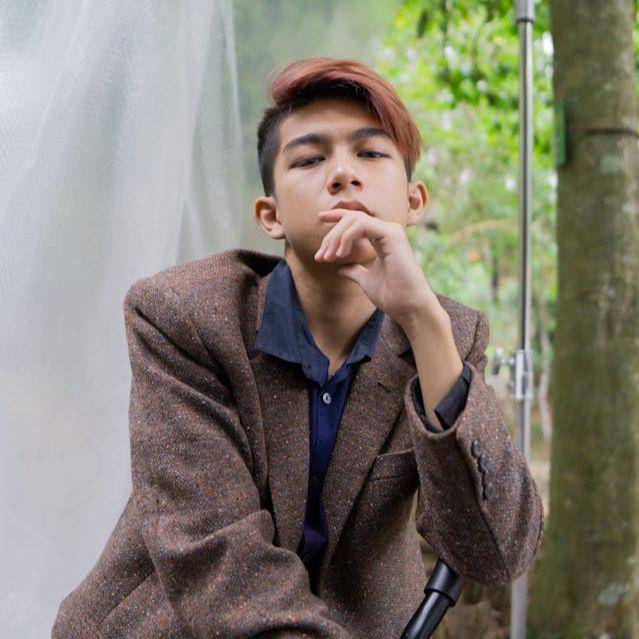ilustrasi gaya rambut long top side part (pexels.com/Shahi Zidan)