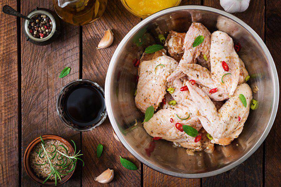 Marinasi ayam (freepik.com/timolina)