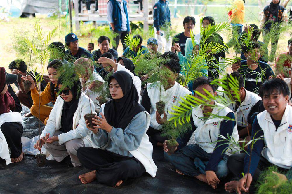 penanaman pohon oleh Vale dan mahasiswa (vale.com)