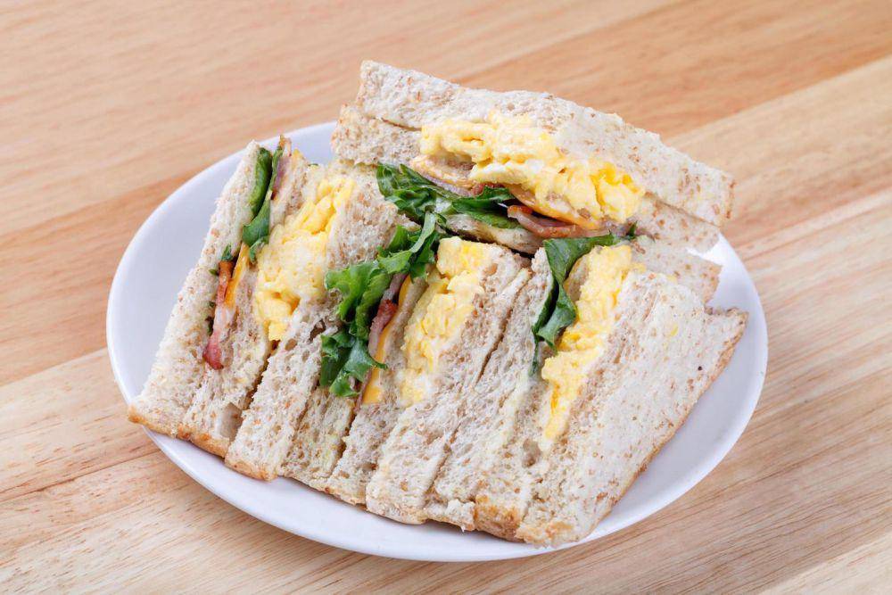 ilustrasi egg sandwich keju (vecteezy.com/r2studio)