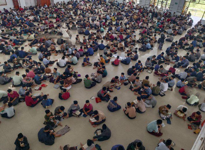 Melihat Tradisi Tadarus Ramadan Ribuan Santri Ar-Raudlatul Hasanah