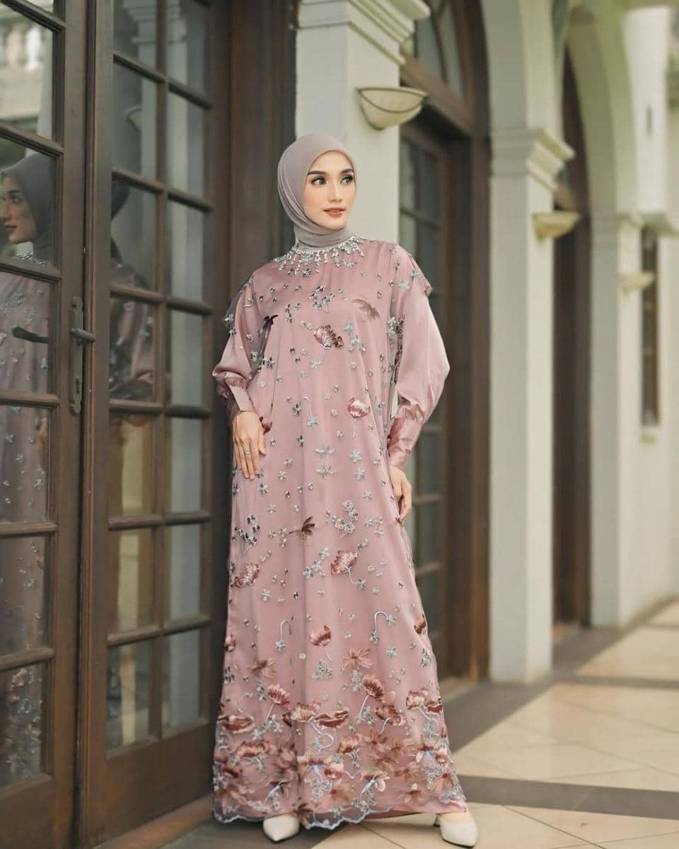Gamis Muslim untuk Lebaran 2025 (instagram.com/vanillahijab)