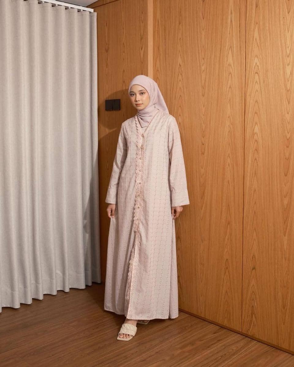 Gamis Muslim untuk Lebaran 2025 (instagram.com/famouscarfofficial)