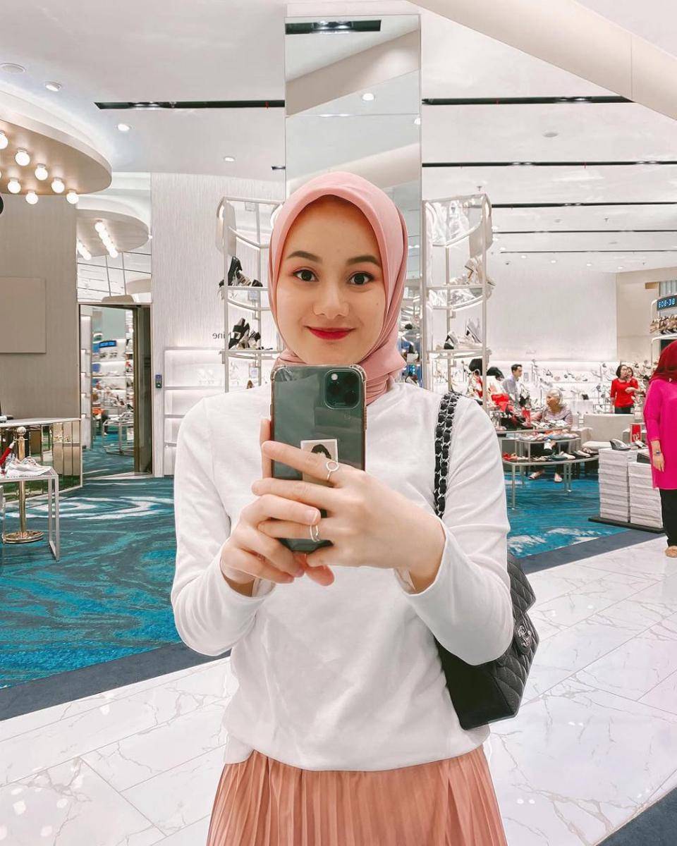 Dinda Hauw (instagram.com/ dindahw)