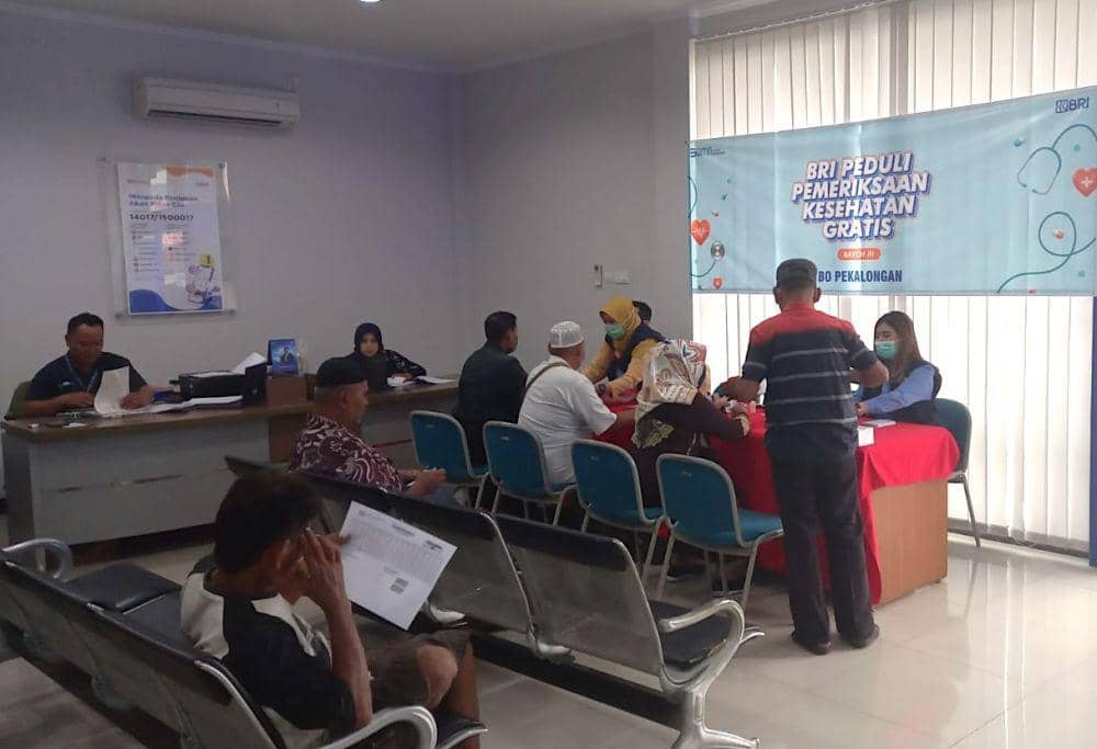 BRI Branch Office Pekalongan menyelenggarakan pemeriksaan gratis bagi masyarakat, Senin (3/3/2025). (dok. BRI)