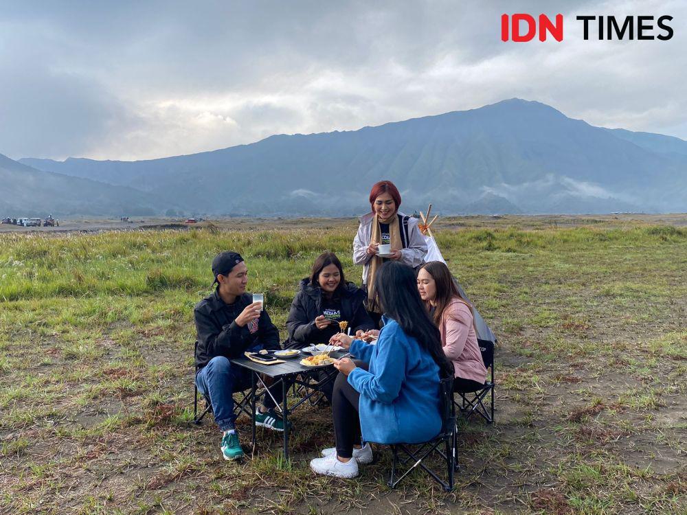 Nikmatnya Sarapan di Savana Bromo dengan View Cantik Menawan