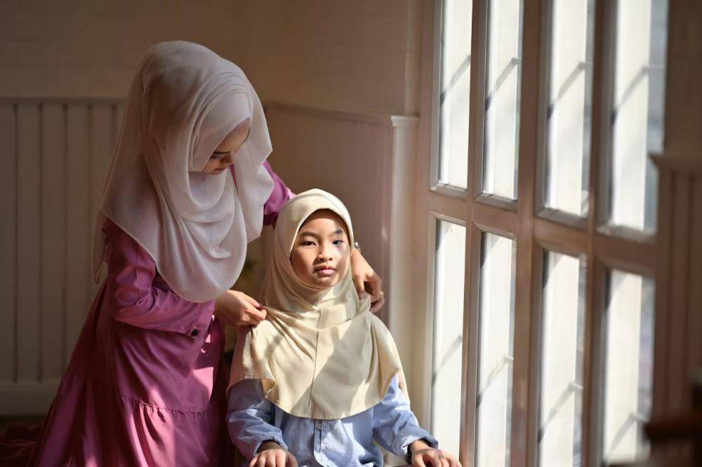 Ilustrasi ibu dan anak menggunakan baju lebaran (unsplash.com/@gettyimages)
