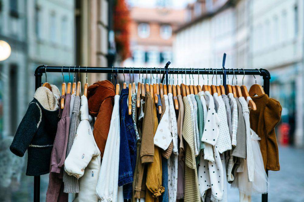 Ilustrasi baju lebaran anak (unsplash.com/@markusspiske)