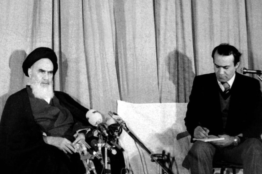 Ayatollah Ruhollah Khomeini dan Sadegh Ghotbzadeh di aula Madrasah Alavi pada 2 Februari 1979 (commons.wikimedia.org/iichs.ir)