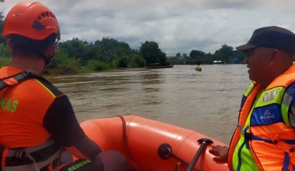 Tim SAR saat melakukan pencarian korban perahu karet yang tenggelam di Sungai Rawas. (Dok. Kantor SAR Palembang)