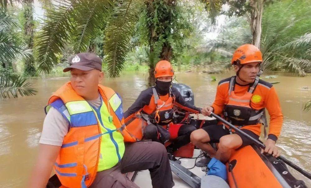 Tim SAR saat melakukan pencarian korban perahu karet yang tenggelam di Sungai Rawas. (Dok. Kantor SAR Palembang)