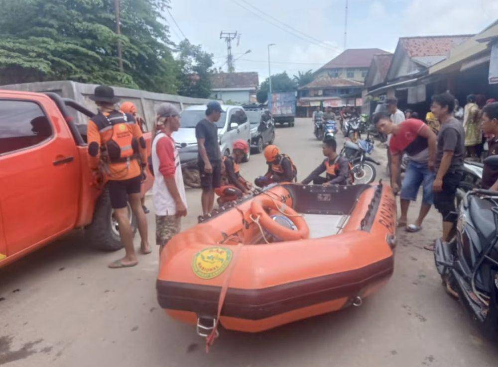 Tim SAR saat melakukan pencarian korban perahu karet yang tenggelam di Sungai Rawas. (Dok. Polsek Rawas Ilir)