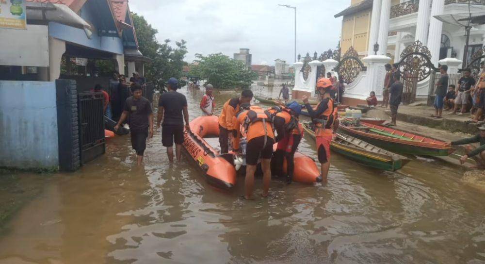 Tim SAR saat melakukan pencarian korban perahu karet yang tenggelam di Sungai Rawas. (Dok. Polsek Rawas Ilir)