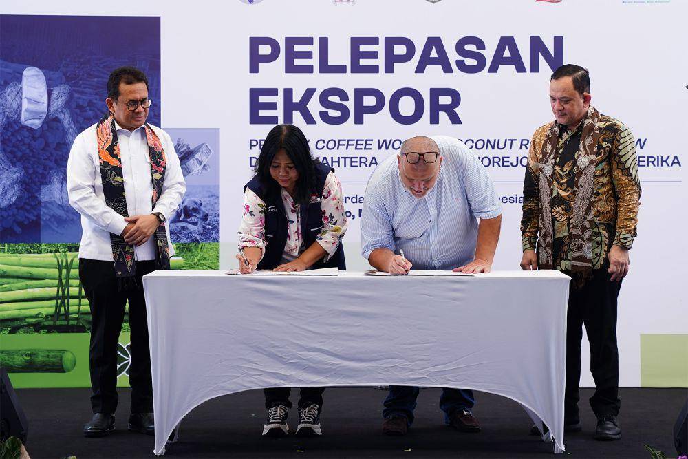 Proses pelepasan ekspor mainan gigitan anjing produksi dalam negeri ke Eropa dan Amerika (dok. Kemendag)