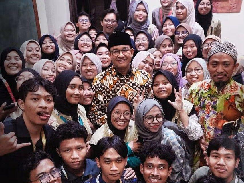 9 Potret Keseruan Anies Baswedan Isi Kajian di Masjid Kampus UGM