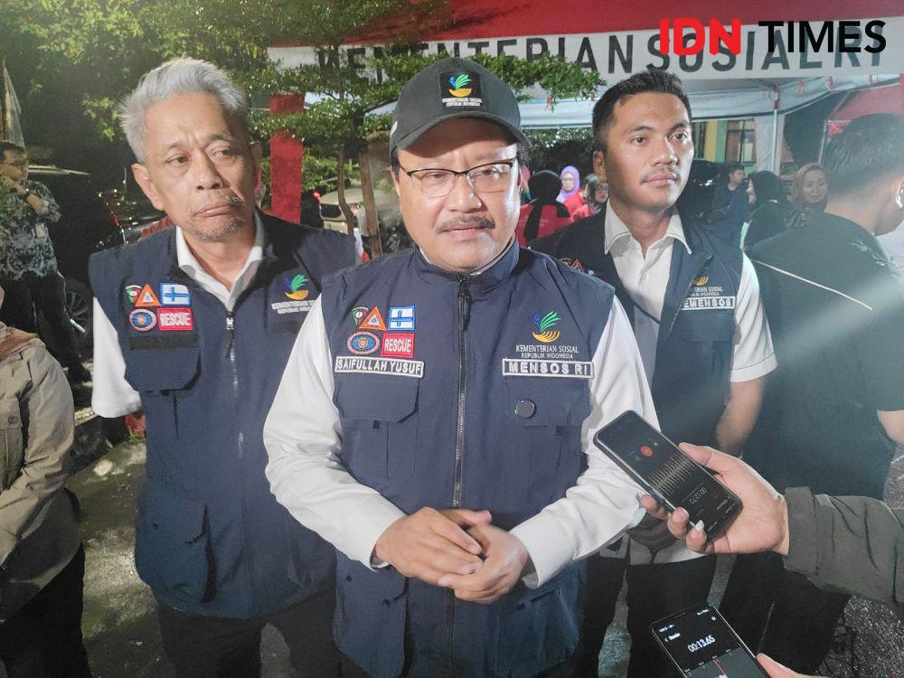 Mensos Tinjau Dapur Umum untuk Warga Terdampak Banjir di Bekasi