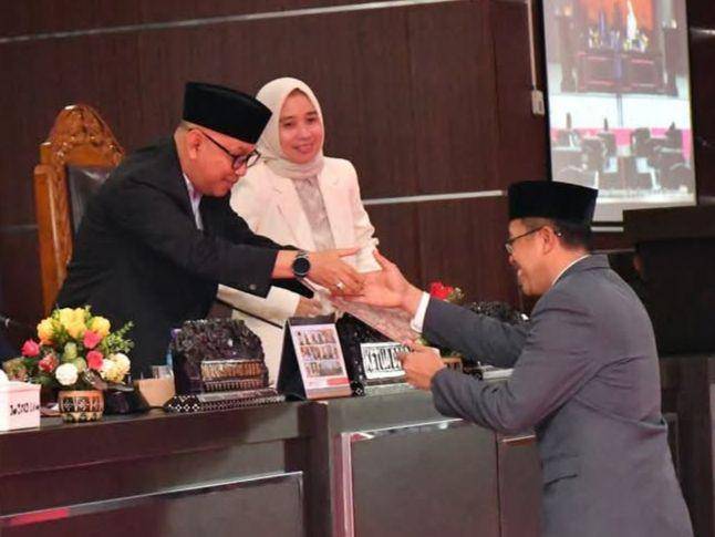 Sekda Lotim saat menyerahkan berkas LKPJ (IDN Times/Ruhaili)
