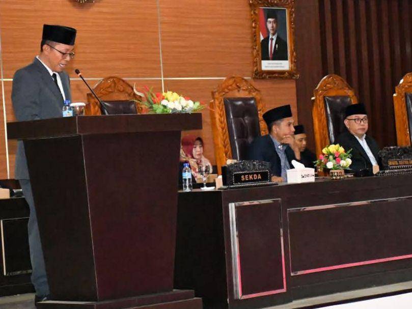 Sekda disaksikan pimpinan dewan saat membacakan LKPJ Lotim (IDN Times/Ruhaili)