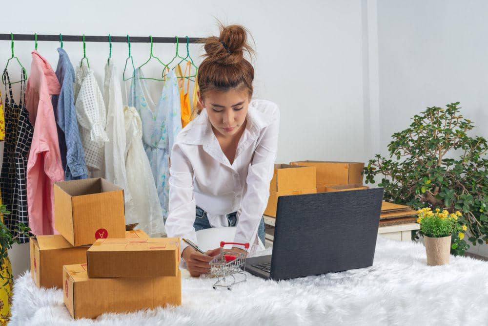 Ilustrasi wanita memulai bisnis online