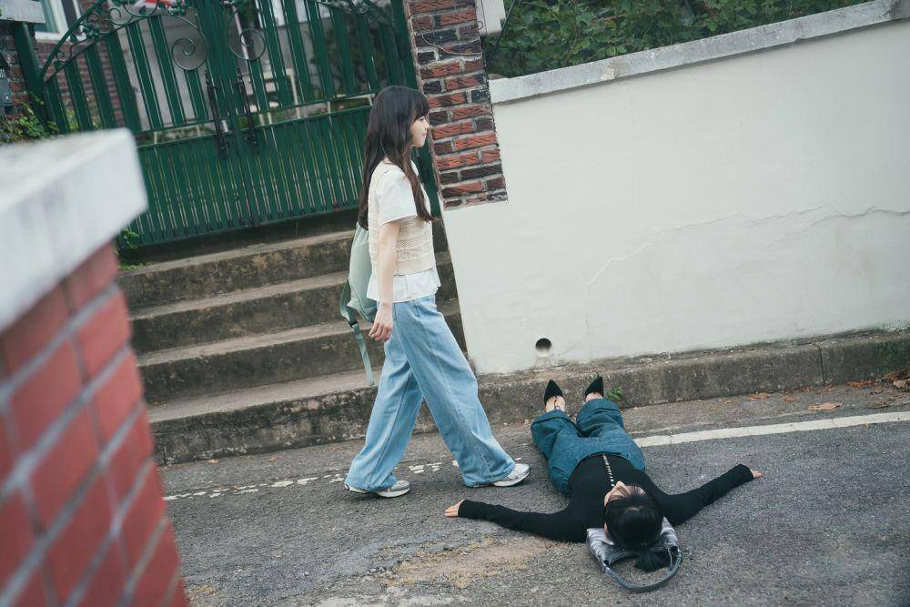Potret Park Bo Young di depan rumah  Daejam-dong House (instagram.cim/netflixkr)