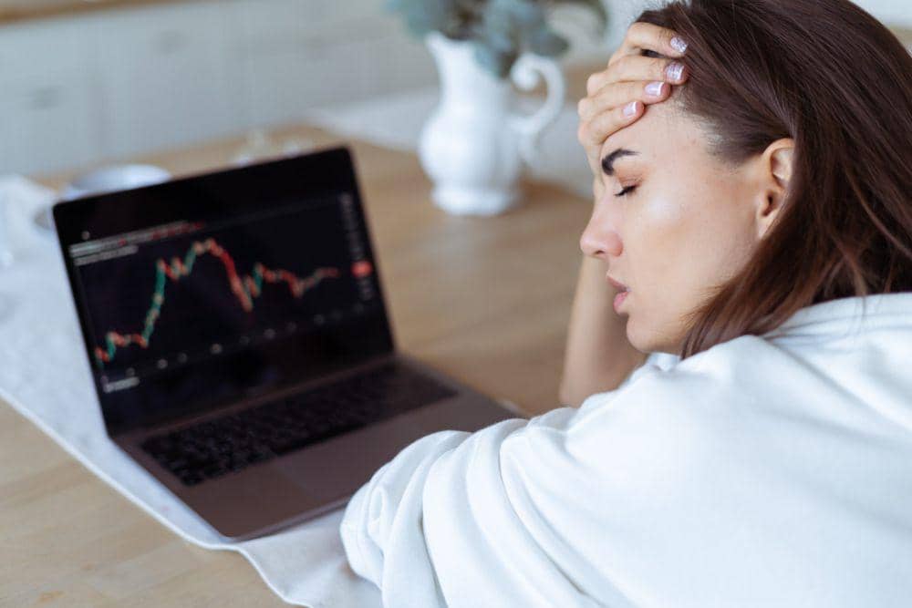 Ilustrasi wanita mengalami kerugian investasi (freepik.com/kroshka__nastya)