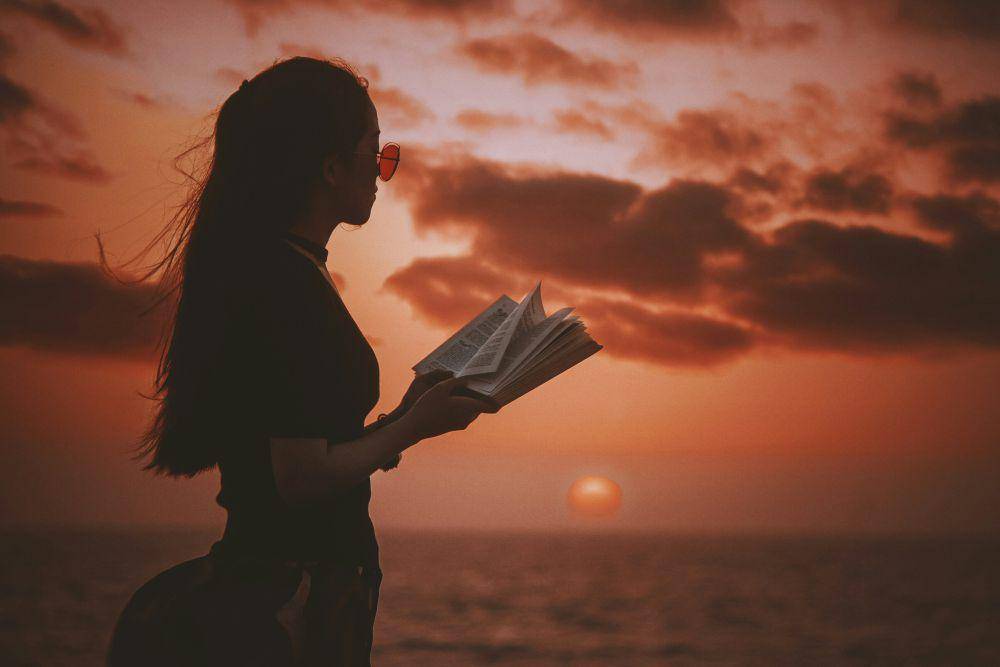 ilustrasi perempuan memegang buku (unsplash.com/Aziz Acharki)