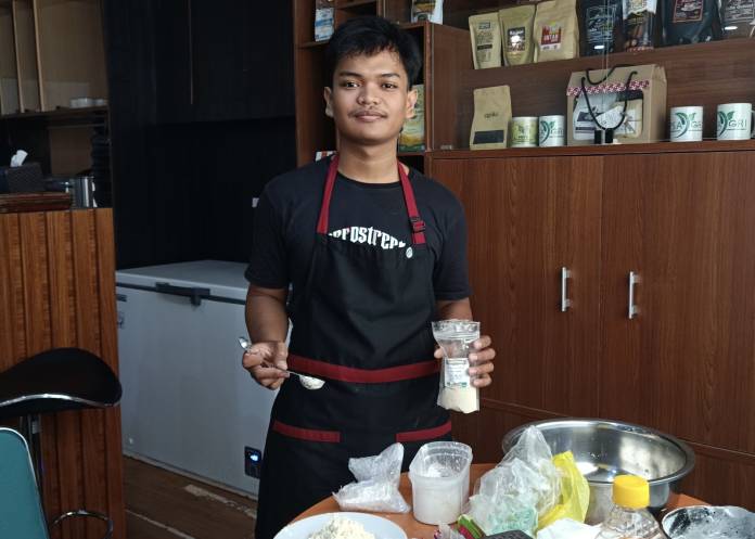 Cahya Dwi Saputra, mahasiswa Agribisnis angkatan 2021 Unila sukses menjalankan bisnis kuliner Yoikii Food. (Dok. Unila).