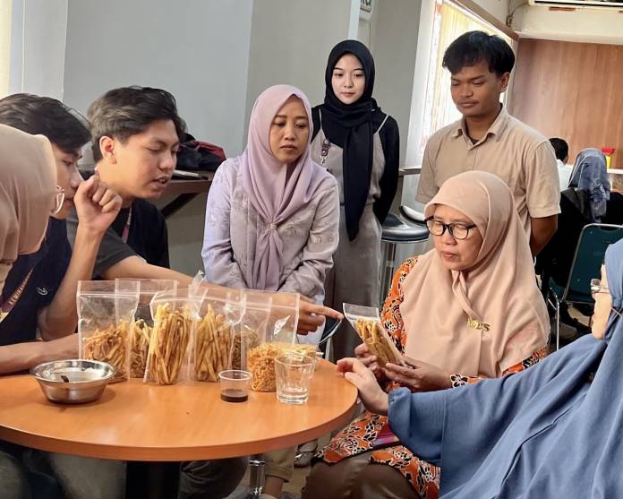 Cahya Dwi Saputra, mahasiswa Agribisnis angkatan 2021 Unila sukses menjalankan bisnis kuliner Yoikii Food. (Dok. Unila).