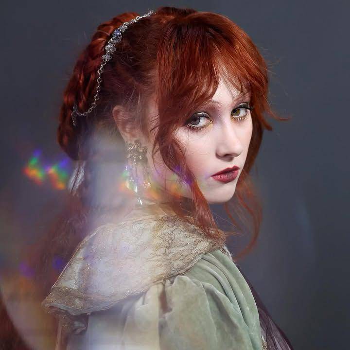 warna rambut Shakespeare (instagram.com/chapellroan)