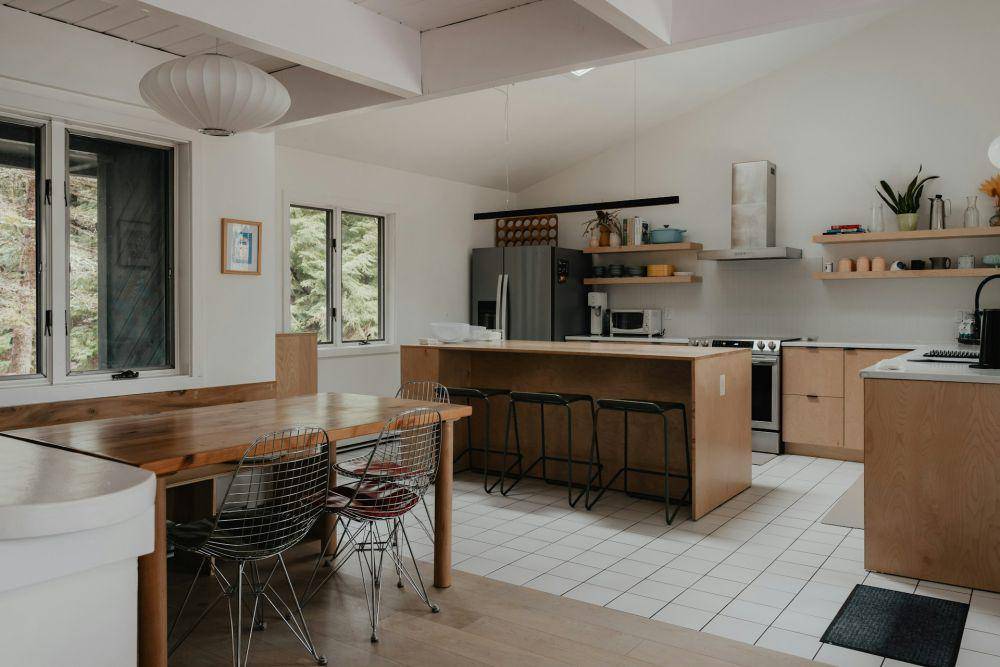 Ilustrasi dapur dan kitchen set (unsplash.com/Clay Banks)