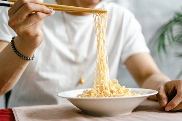 ilustrasi sedang makan mie instan (pexels.com/MartProduction)