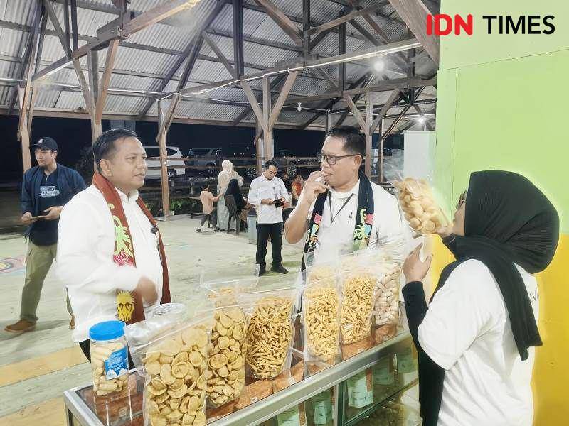 Deputi Alimuddin dan Direktur Penmas Conrita Ermanto mencoba makanan hasil UMKM salah satu tenant bangunan 2 rest area IKN (IDN Times/Ervan)
