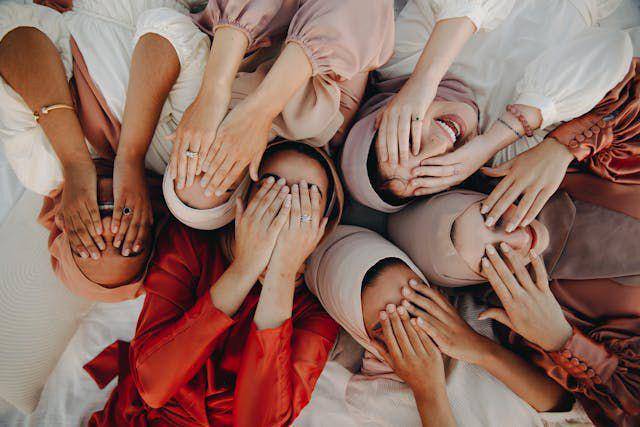 ilustrasi perempuan berhijab menutup wajah (Pexels.com/PNW Production)