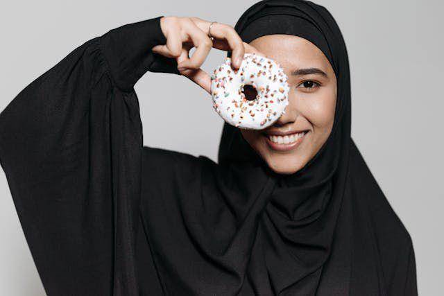 ilustrasi wanita memegang donat (Pexels.com/Pavel Danilyuk)