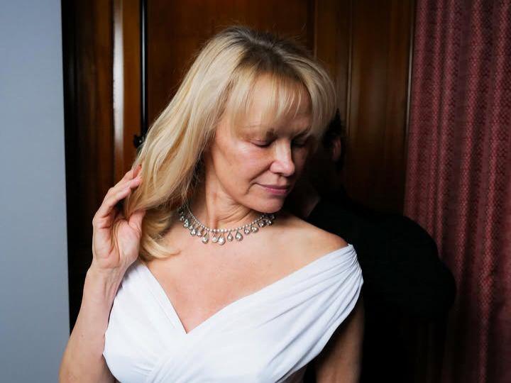 4 Skincare Pamela Anderson Saat Tampil Bare Face di SAG Awards