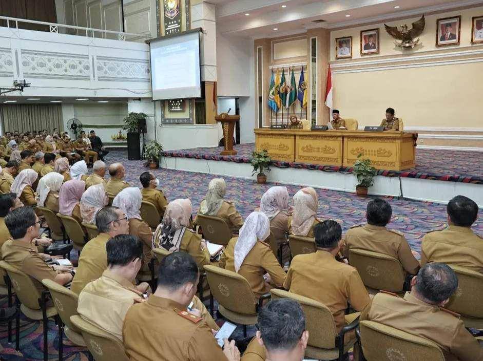 Penyampaian briefing perdana bersama seluruh Kepala Organisasi Perangkat Daerah (OPD) di lingkungan Pemprov Lampung, Senin (3/3/2025),