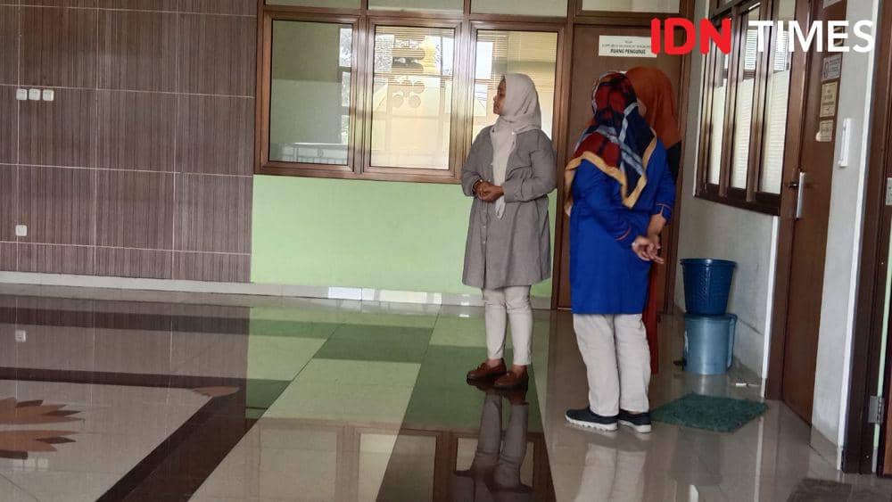 Staf Operasional BMT Walisongo Evi terlihat panik saat digeruduk nasabah. (IDN Times/Fariz Fardianto)