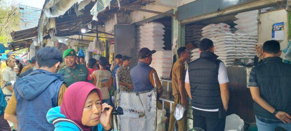 Satgas Pangan Polres Langkat dan istansi terkait melakukan monitoring kesediaan bahan pokok (IDN Times/ Bambang Suhandoko)