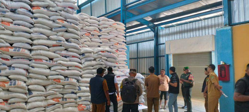 Satgas Pangan Polres Langkat dan istansi terkait melakukan monitoring kesediaan bahan pokok (IDN Times/ Bambang Suhandoko)