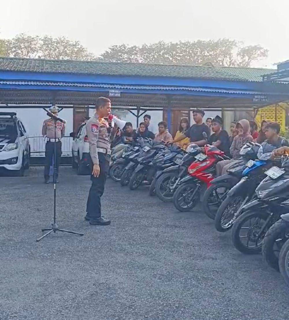 Sepeda motor dan remaja yang diamankan karena terjaring rajial melanggar lalu lintas (IDN Times/ istimewa)
