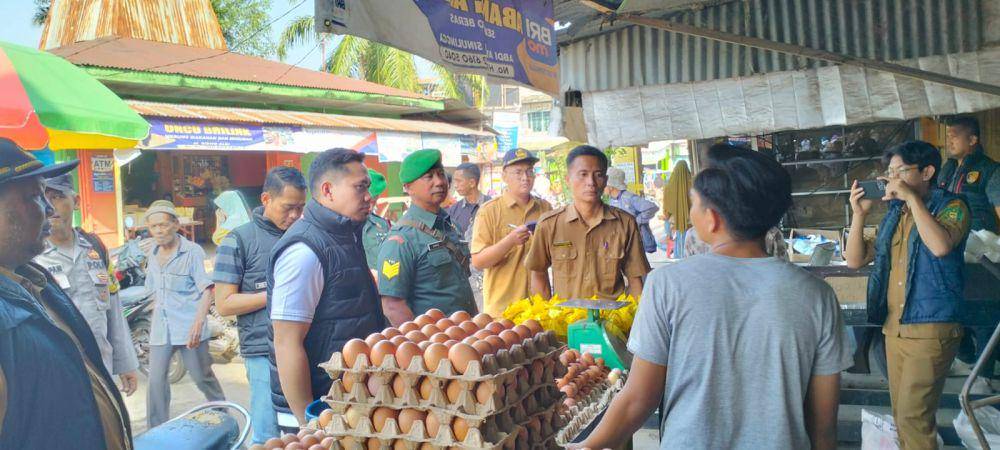 Satgas Pangan Polres Langkat dan istansi terkait melakukan monitoring kesediaan bahan pokok (IDN Times/ Bambang Suhandoko)