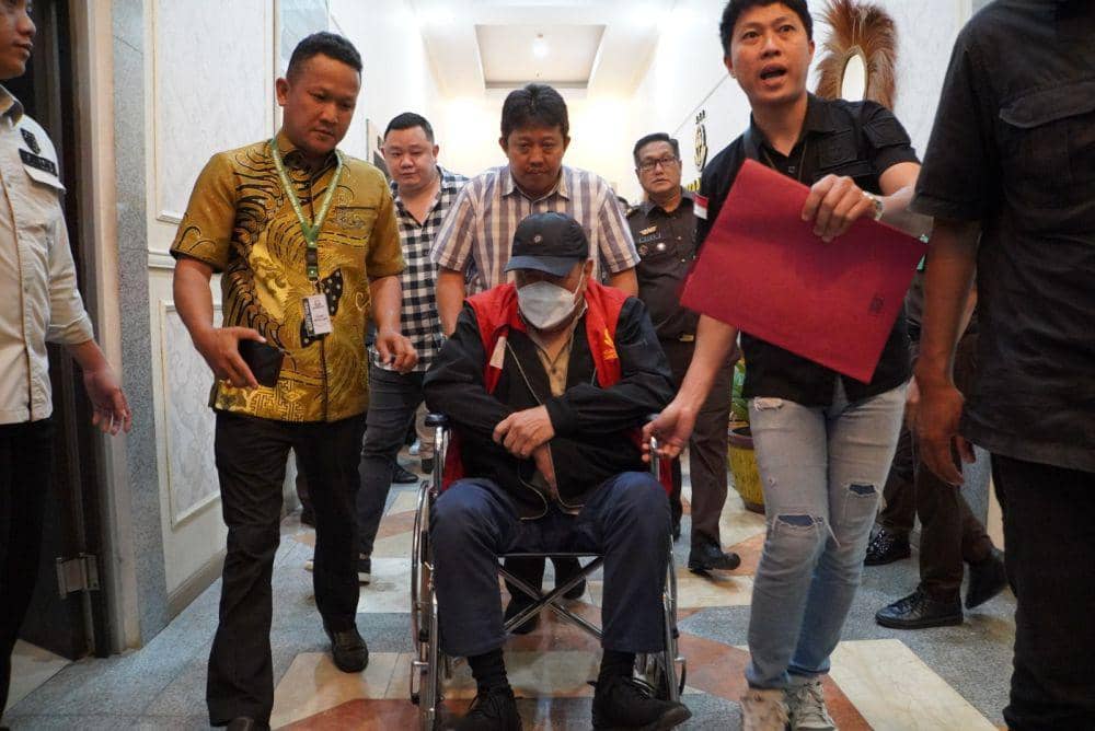 Para tersangka korupsi dugaan tindak pidana korupsi penerbitan izin tata kelola tanah negara (Dok: Kejati Sumsel)