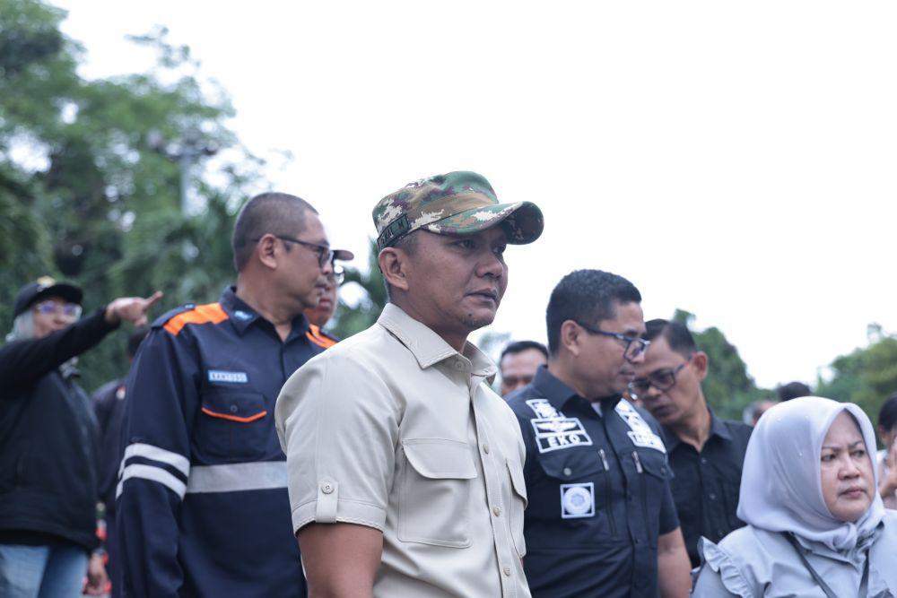 Wakil Wali Kota Bogor, Jawa Barat Jenal Mutaqin saat meninjau lokasi longsor di Jalan Saleh Danasasmita akses Stasiun Bogor, Selasa (4/3/2025). (Humas Pemkot Bogor).