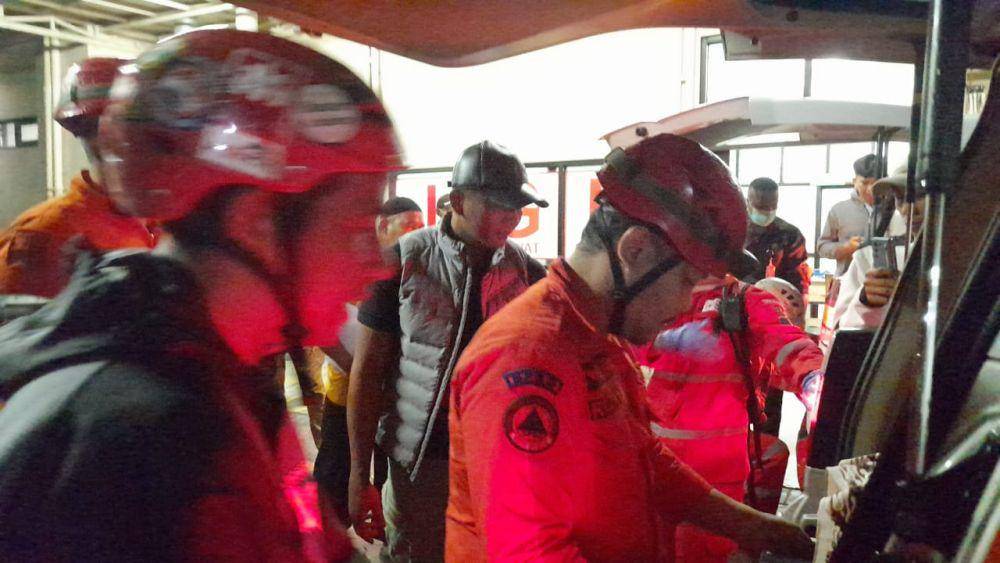 Petugas saat mengangkat korban tertimpa tebing saat longsor di Kecamatan Bogor Utara masuk ke mobil ambulans, Selasa (4/3/2025) dini hari. (Humas Pemkot Bogor).