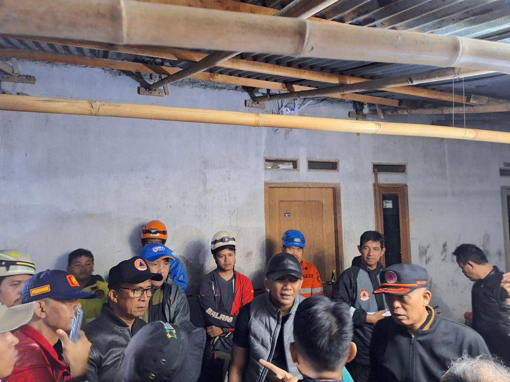 Wakil Wali Kota Bogor Jenal Mutaqin saat meninjau rumah korban tertimpa tebing akibat longsor di Kecamatan Bogor Utara, Kota Bogor, Jawa Barat, Selasa (4/3/2025) dini hari. (Humas Pemkot Bogor).