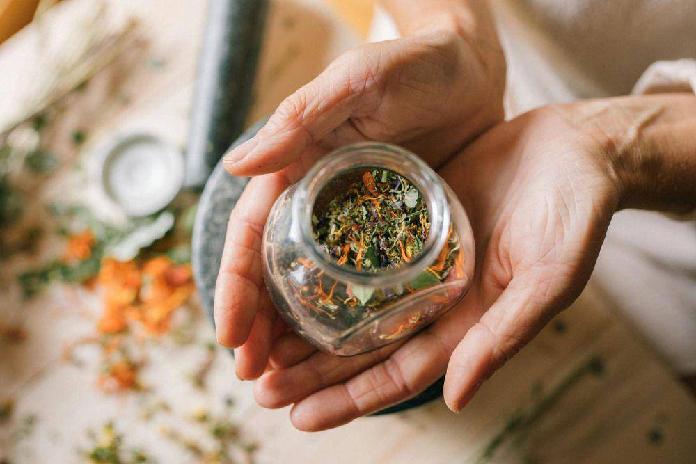 Ilustrasi obat tradisional (pexels.com/Yan Krukau)