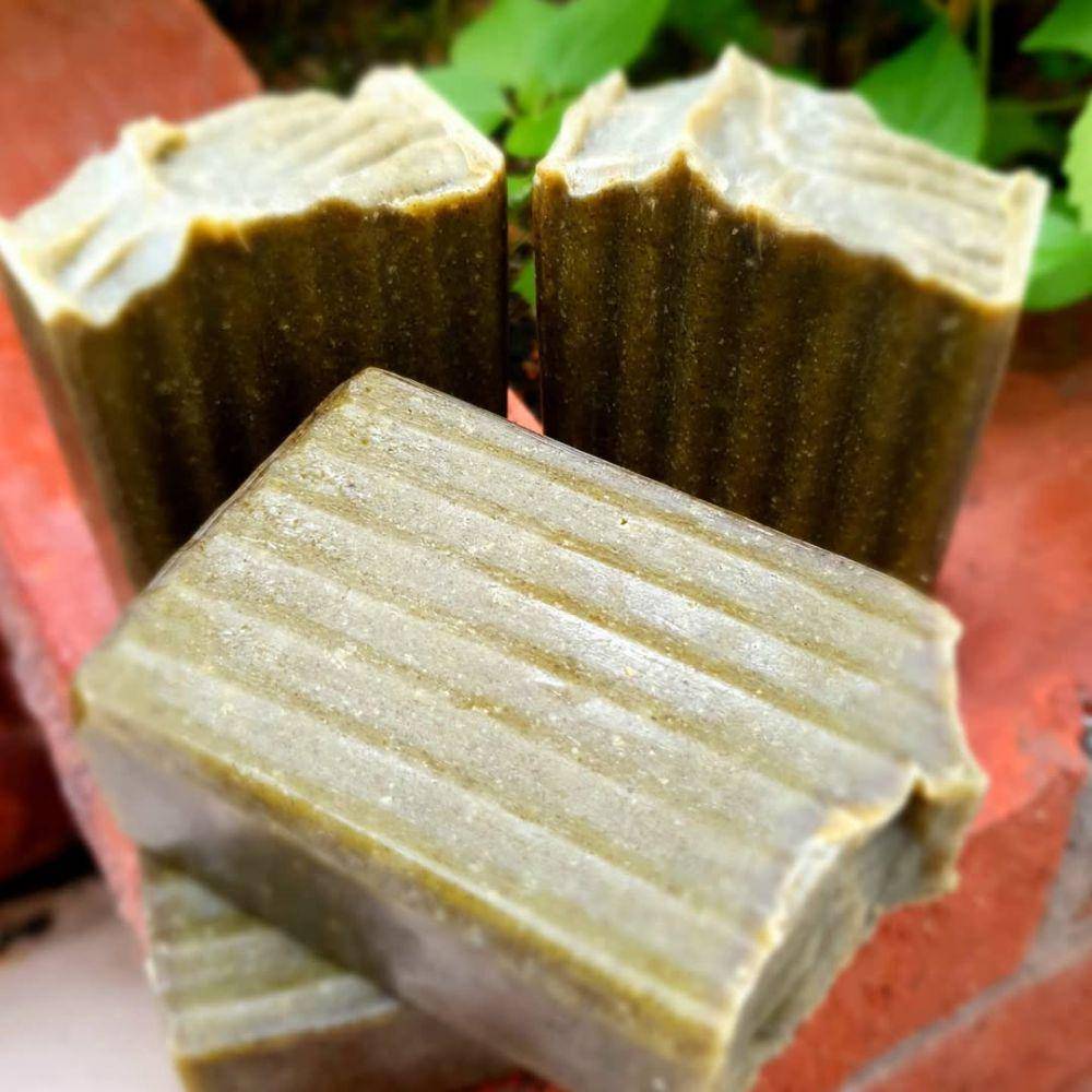 Sabun berkomposisi acalypha indica (instagram.com/miqas_soaps)