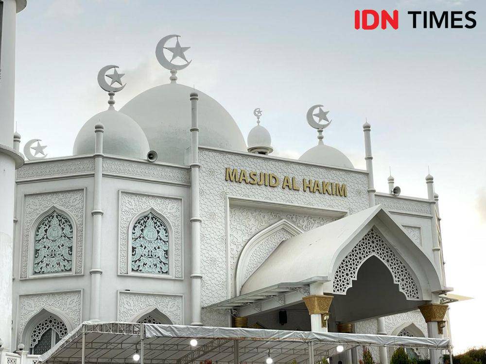 Masjid Al-Hakim Padang (Foto: IDN Times/Halbert Caniago)