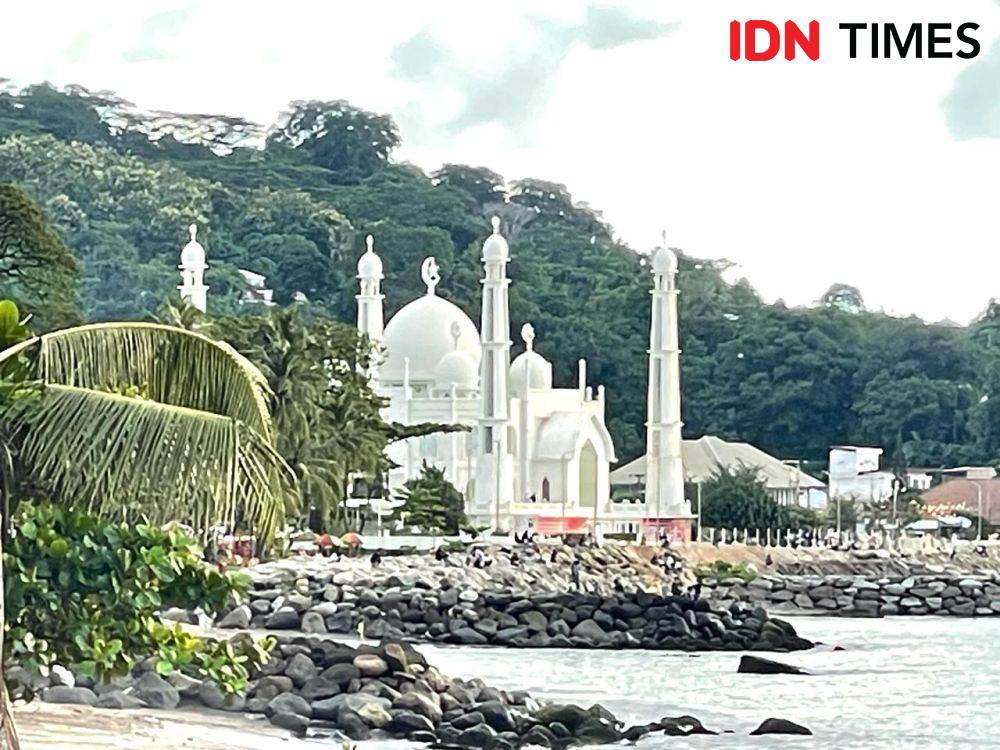 Masjid Al Hakim Padang (Foto: IDN Times/Halbert Caniago)