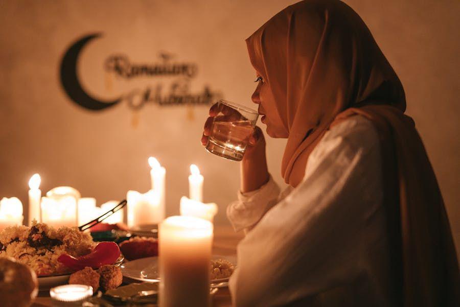 Metode Minum 2-4-2, Bantu Cegah Dehidrasi Saat Puasa